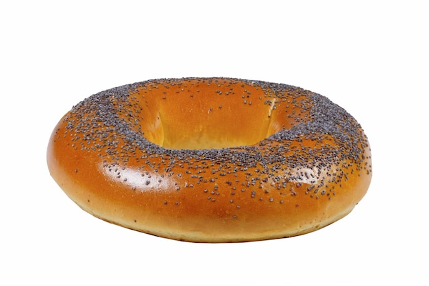 Bagel frais aux graines de pavot isolé sur blanc