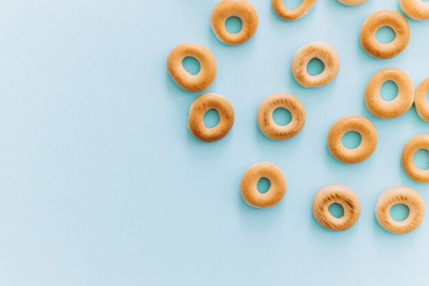 Bagel frais sur fond bleu