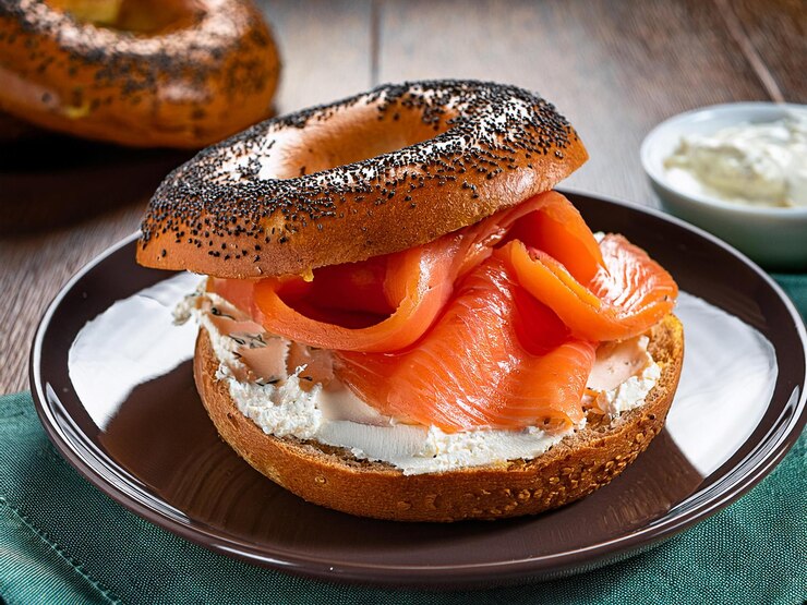 Photo un bagel avec des graines de sésame et des graines noires