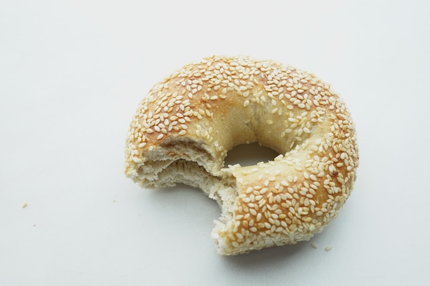 Bagel à moitié mangé sur fond blanc