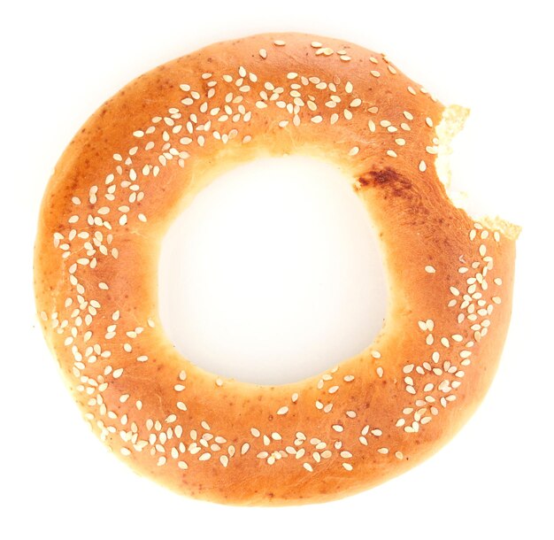 Bagel mordu avec des graines de sésame isolées sur le blanc