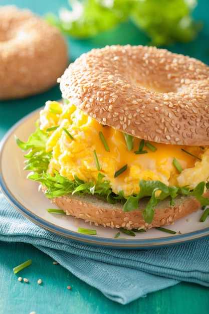 Bagel avec oeuf, fromage et laitue