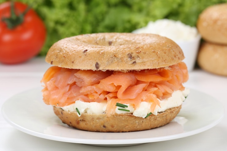 Photo bagel pour le petit déjeuner avec du poisson saumon
