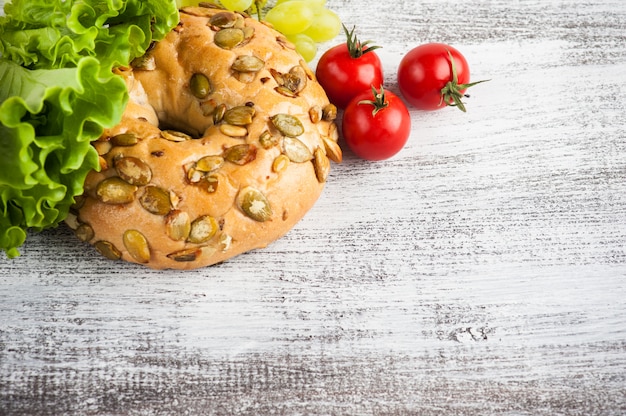 Bagel et salade, tomate, raisin