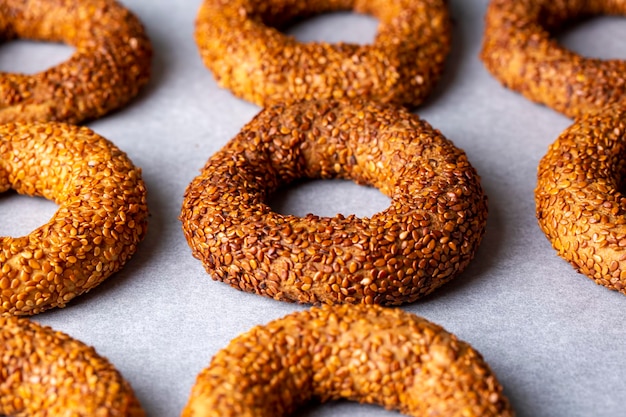 Bagel turc aux graines de sésame. nom turc; Kandil simidi