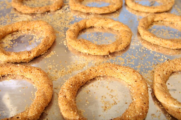 Bagel turc frais sur le plateau Simit