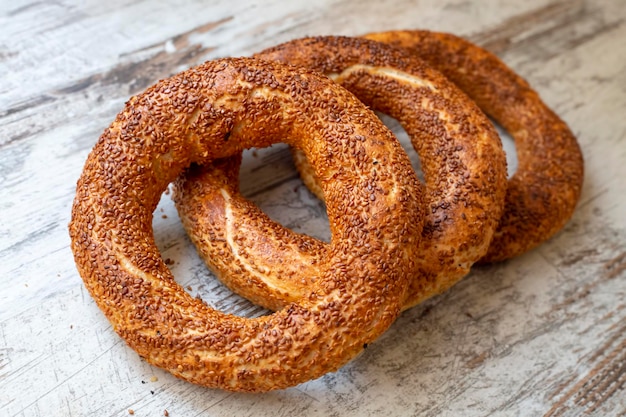 Bagel turc de restauration rapide appelé Simit. Bagel turc Simit au sésame. Le bagel est une boulangerie traditionnelle turque.