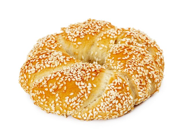 Bagel turc simit aux graines de sésame isolé sur fond blanc