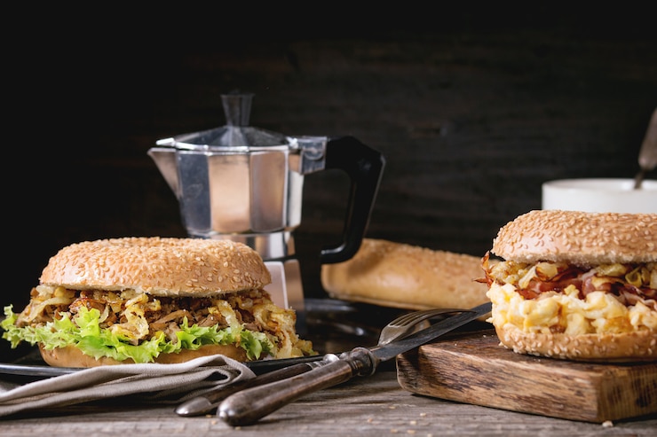 Photo bagels au bacon et au boeuf