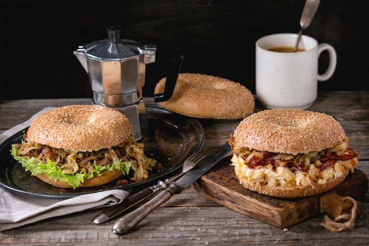 Photo bagels au bacon et au boeuf