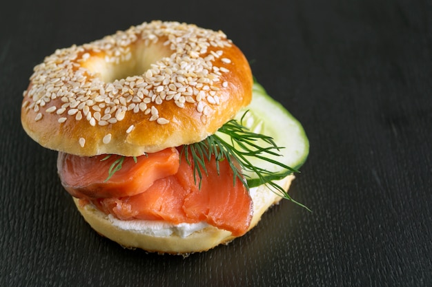 Bagels au fromage à la crème et au saumon fumé sur fond noir