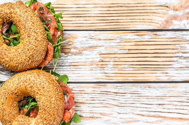 Bagels au saumon, crème, avocat et roquette