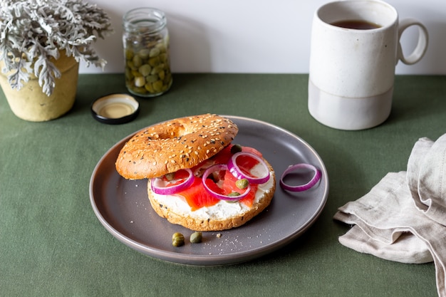 Bagels au saumon, fromage à la crème blanc et câpres. Recettes. Alimentation équilibrée. Petit déjeuner.