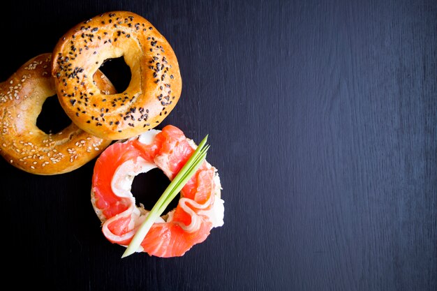 Bagels aux graines de sésame sur fond noir