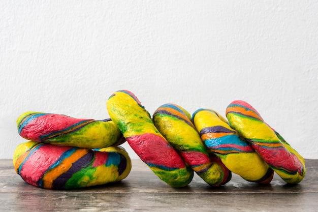 Bagels colorés sur une table en bois rustique