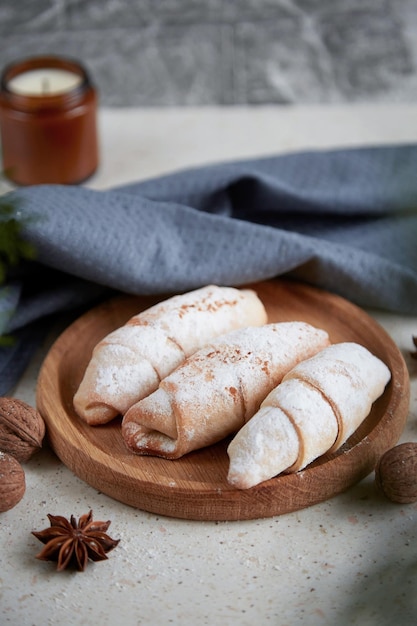 Bagels croissants atmosphériques de Noël avec des bâtons de cannelle, de l'anis étoilé et des noix