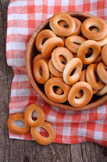 Bagels dans un bol en bois sur un fond sombre