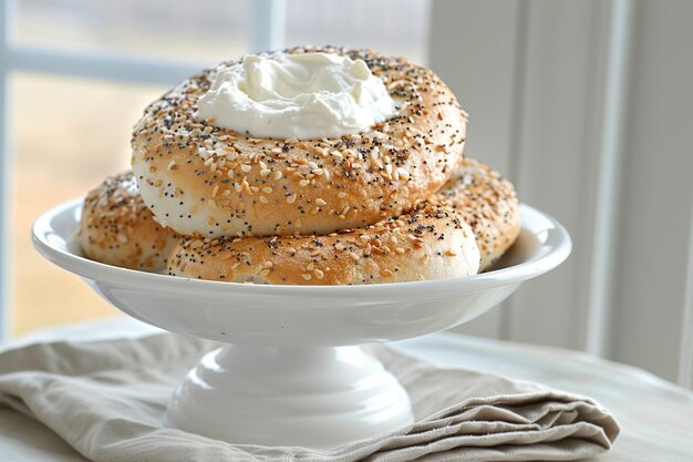 Bagels fraîchement grillés avec des pâtes de fromage à la crème douces et crémeuses