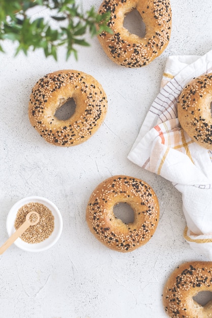 Bagels frais au four sur table lumineuse