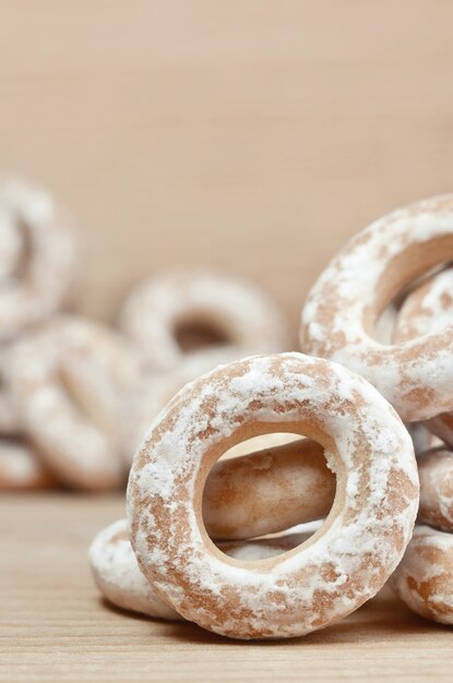 Bagels glacés sur table en bois