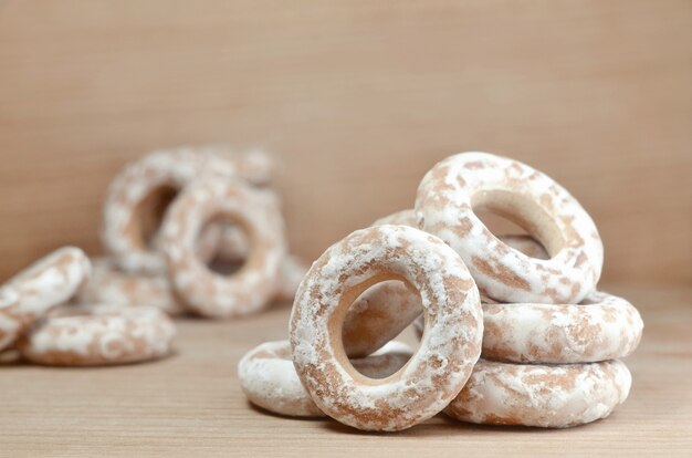 Bagels glacés sur table en bois