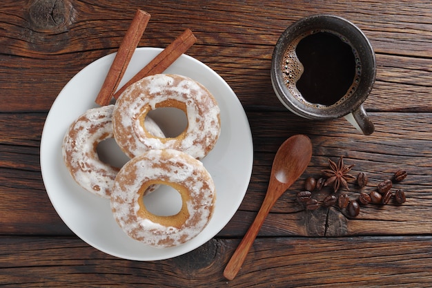 Bagels glacés et tasse de café