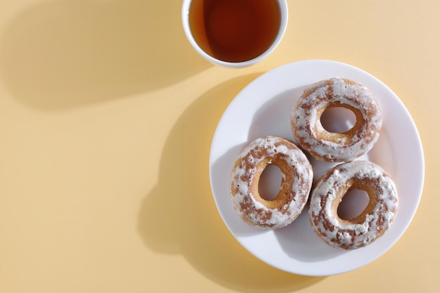 Bagels glacés et tasse de thé