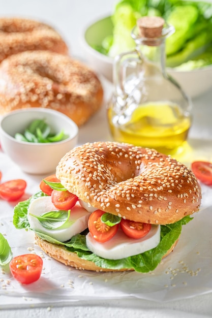 Bagels printaniers et maison aux tomates fromage et basilic