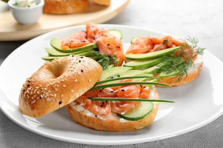 Photo des bagels de saumon délicieux en gros plan sur l'assiette
