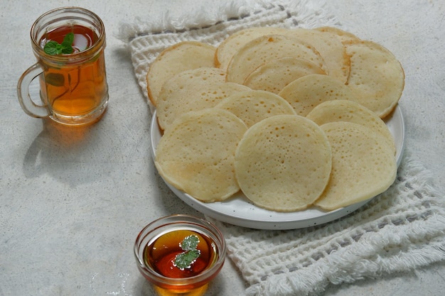 baghrir crêpes marocaines crêpes arabes servies avec miel et thé à la menthe