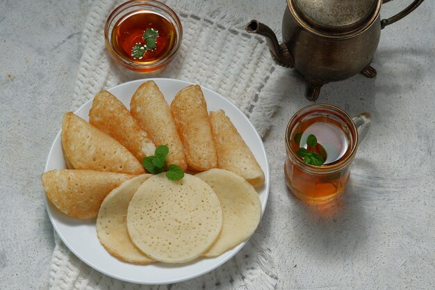 baghrir crêpes marocaines crêpes arabes servies avec miel et thé à la menthe