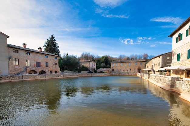 Bagno Vignoni une piscine naturelle au milieu des maisons d'un village du Val d'Orcia en Toscane