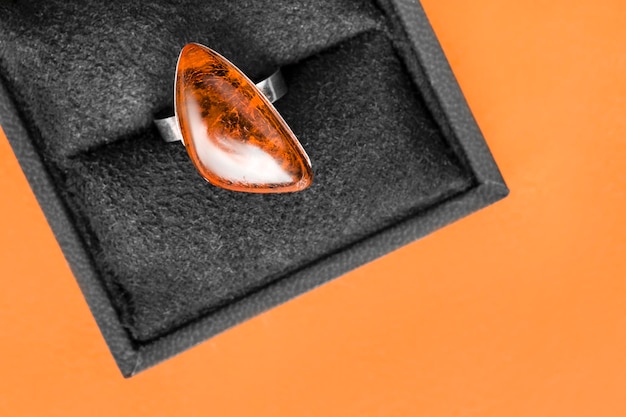 Bague en ambre dans une boîte