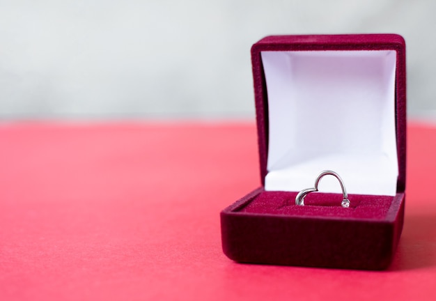 Bague en argent coeur dans une boîte rouge. Geste de proposition de la Saint-Valentin présent.