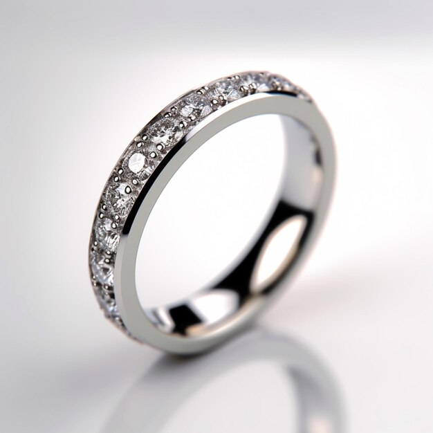 Une bague en argent avec des diamants est posée sur une table.