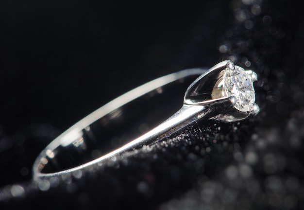 Bague en argent sur fond noir. Image macro