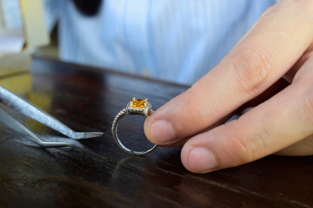 Photo bague bijoux en or blanc avec saphir jaune