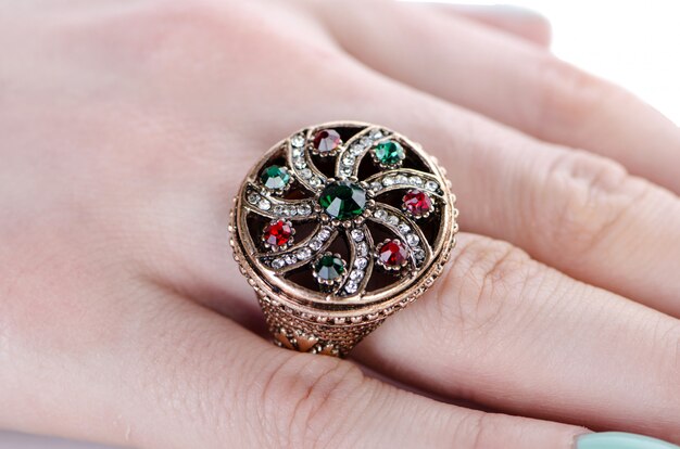 Bague à bijoux portée au doigt