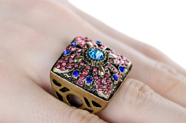 Bague à bijoux portée au doigt