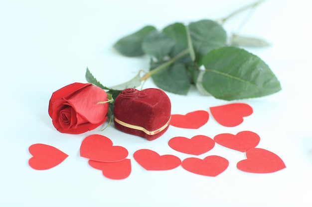 Bague en boîte rouge avec une rose rouge sur fond blanc