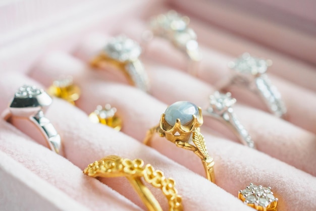 Bague et boucles d'oreilles avec saphir et diamants en or et argent dans une boîte à bijoux de luxe
