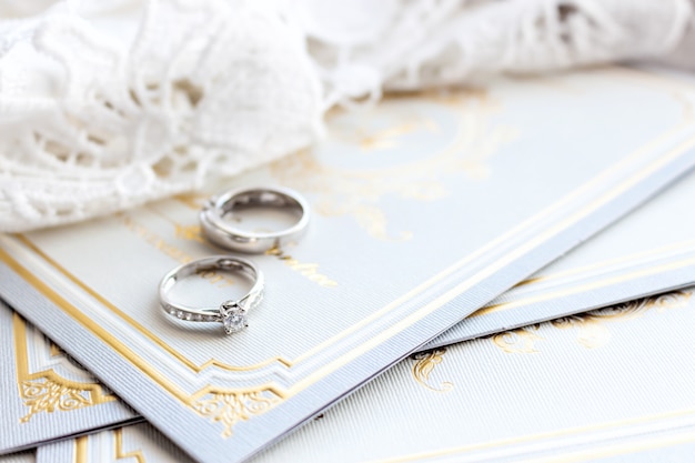 Photo bague sur carte de mariage