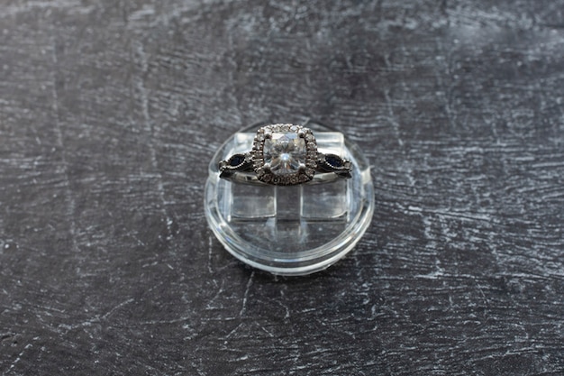 Bague diamant, bague en or avec diamants naturels sur fond sombre, pierres précieuses