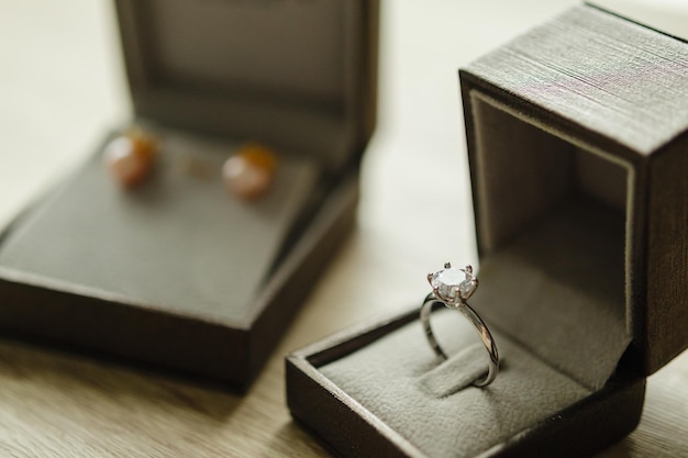 Bague en diamant dans une boîte-cadeau de bijoux sur une table en bois