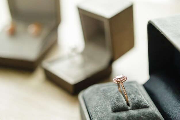 Bague en diamant dans une boîte-cadeau de bijoux sur une table en bois
