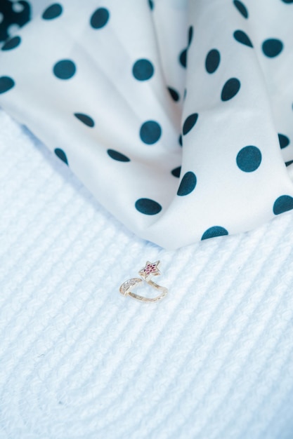 une bague en diamant est sur le tissu