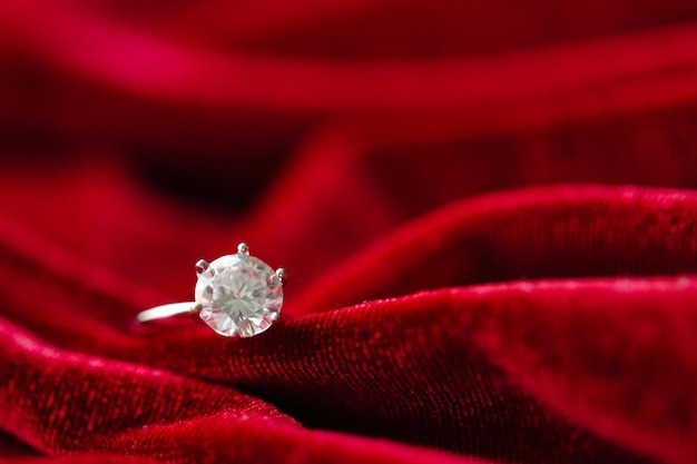 Bague diamant sur fond de tissu rouge