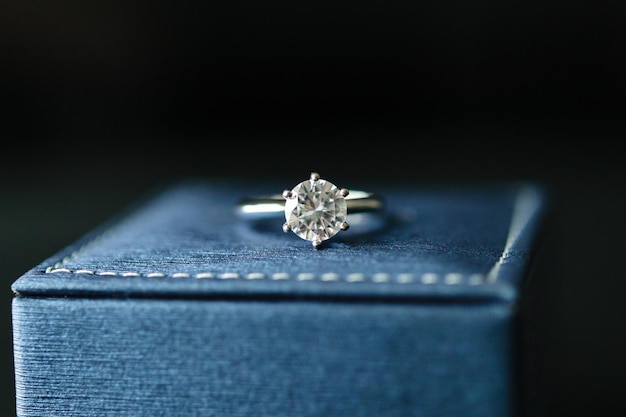 Bague en diamant de mariage sur boîte à bijoux