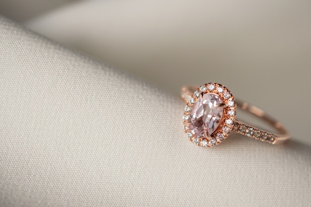 Bague en diamant rose bouchent