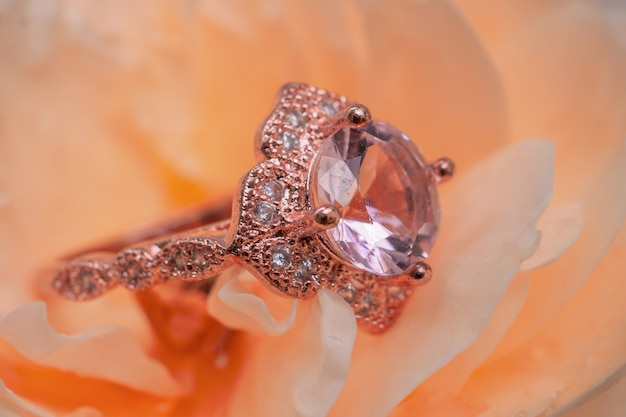 Bague diamant rose sur fleur rose